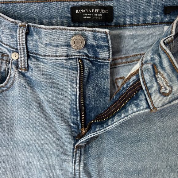 Banana Republic Premium Light Denim Girlfriend Mid-Rise Jeans | Size 27 - Picture 4 of 8